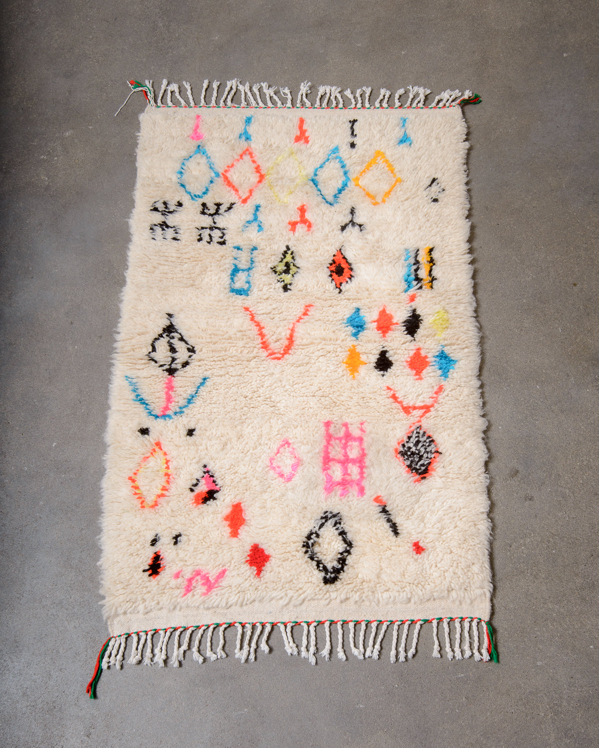 Modern designer handcrafted Berber rug from Morocco. Azilal rug with beautiful colours and patterns. Made of sheep’s wool and cotton.
